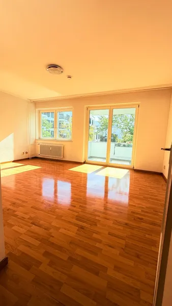 Helle 1-Zimmer-Wohnung mit Balkon ins Grüne – Aufzug & Tiefgarage — photo 1